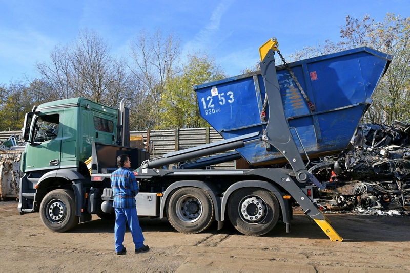 HIGH-TECH AT THE RECYCLING CENTER